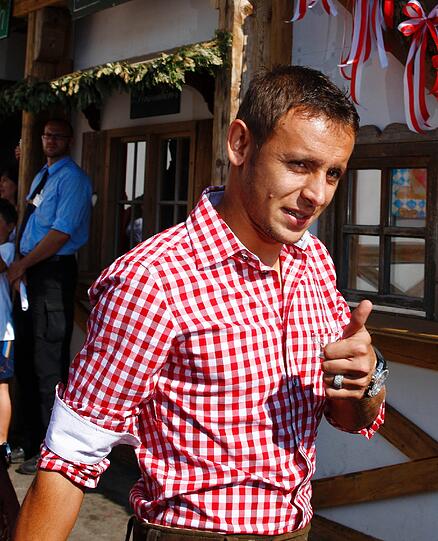 Daumen hoch: Rafinha steht die Tracht prächtig!