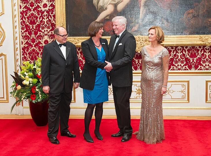 Ministerpräsident Horst Seehofer (2.v.r.) und seine Frau Karin (r) begrüßen in der Residenz beim traditionellen Neujahrsempfang des Ministerpräsidenten Agrarministerin Ilse Aigner (CSU) und Staatssekretär Christian Schmidt (CSU)