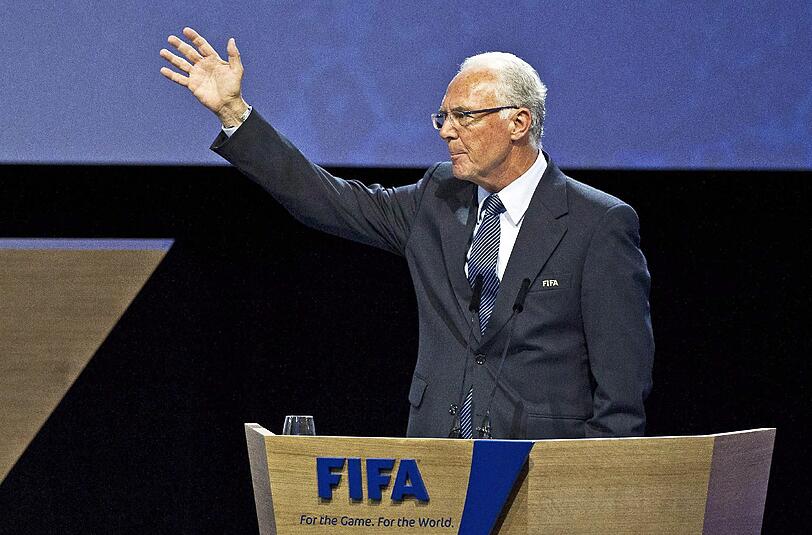 Franz Beckenbauer wurde durch die FIFA für 90 Tage jegliche Tätigkeit im Fußball untersagt.