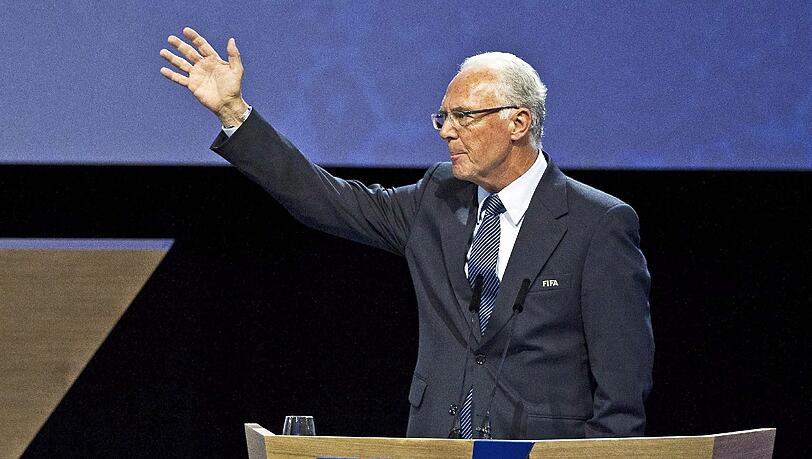 Franz Beckenbauer wurde durch die FIFA für 90 Tage jegliche Tätigkeit im Fußball untersagt.