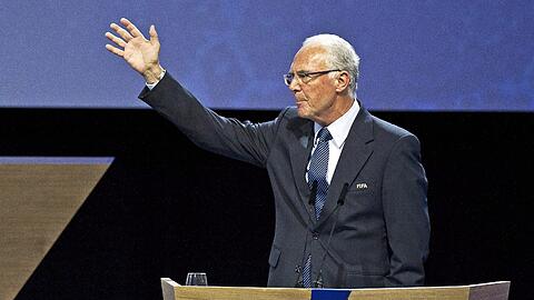 Franz Beckenbauer wurde durch die FIFA für 90 Tage jegliche Tätigkeit im Fußball untersagt.