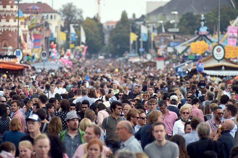 So eng geht's am Samstag auf der Wiesn zu.