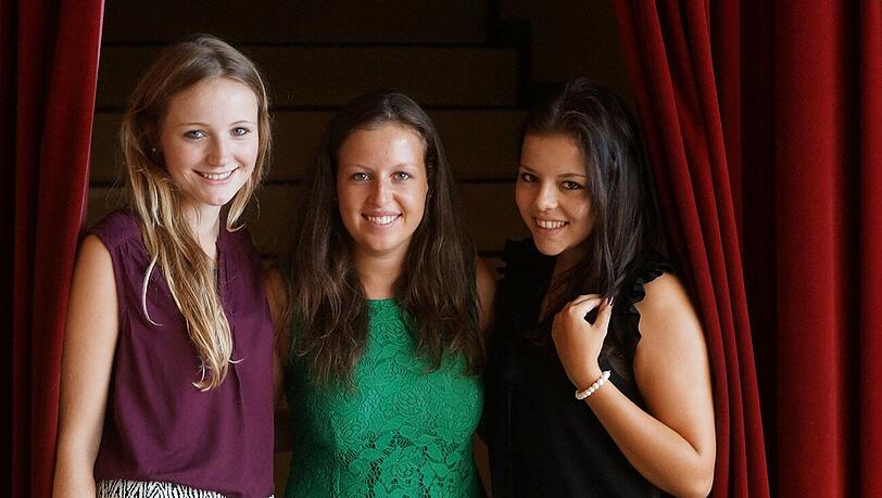 V.l.): Nathalie Lorenz (19), Maddalena Breveglieri (19) und Chadja Bougvedim (18) fangen alle drei ein Duales Studium zum Bachelor of Law an. Sie alle haben sich im Internet für das Studium beworben, ein Motivationsschreiben verfasst und nach einem einstündigen Vorstellungsgespräch eine Zusage von der Stadt erhalten.
Chadja: „Die Stadt München ist ein guter Arbeitgeber, und wir wollen alle auch nach dem Studium für die Stadt arbeiten. Nach dem dualen Studium wollen wir vielleicht noch den Master machen, in welche Abteilung es geht, wissen wir noch nicht.“
Maddalena: „Wir lassen es auf uns zukommen. Wichtig ist, dass wir einen sicheren Arbeitsplatz haben.“ V.l.): Nathalie Lorenz (19), Maddalena Breveglieri (19) und Chadja Bougvedim (18) fangen alle drei ein Duales Studium zum Bachelor of Law an. Sie alle haben sich im Internet für das Studium beworben, ein Motivationsschreiben verfasst und nach einem einstündigen Vorstellungsgespräch eine Zusage von der Stadt erhalten.
Chadja: „Die Stadt München ist ein guter Arbeitgeber, und wir wollen alle auch nach dem Studium für die Stadt arbeiten. Nach dem dualen Studium wollen wir vielleicht noch den Master machen, in welche Abteilung es geht, wissen wir noch nicht.“
Maddalena: „Wir lassen es auf uns zukommen. Wichtig ist, dass wir einen sicheren Arbeitsplatz haben.“