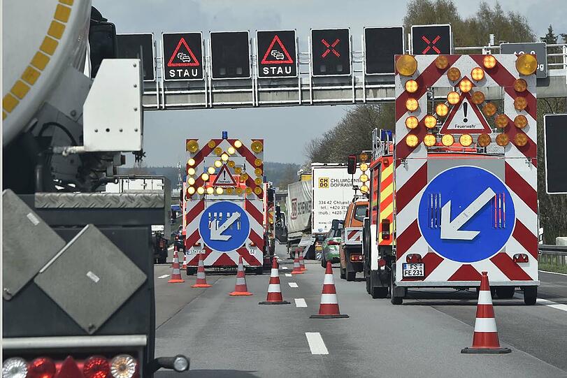 Auf der A9 krachten vier Lkw ineinander. Es kam zu langen Rückstaus und Verkehrsbehinderungen.