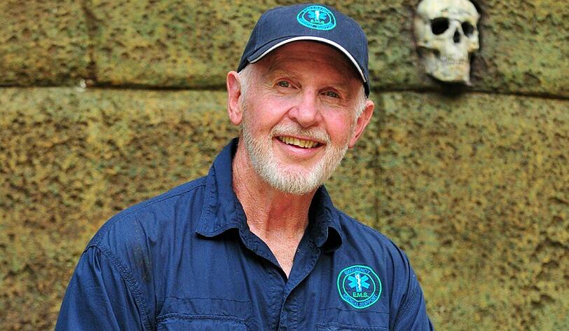 Der Arzt, dem die Camper vertrauen: Dr. Bob kümmert sich bei "Ich bin ein Star - Holt mich hier raus!" um die Wehwehchen der Promis.