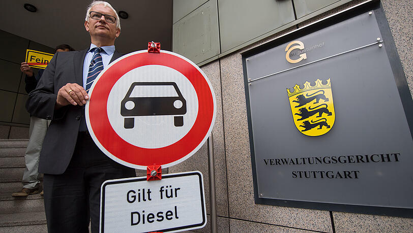Jürgen Resch, der Bundesgeschäftsführer der Deutschen Umwelthilfe, hält vor der Urteilsverkündung ein Verbotsschild mit der Aufschrift "Gilt für Diesel" in die Kamera. Jürgen Resch, der Bundesgeschäftsführer der Deutschen Umwelthilfe, hält vor der Urteilsverkündung ein Verbotsschild mit der Aufschrift "Gilt für Diesel" in die Kamera.