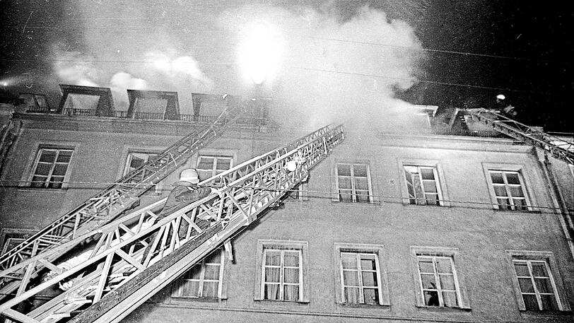 Der unbekannte Täter hatte im Treppenhaus 20 Liter Benzin verteilt und angezündet.