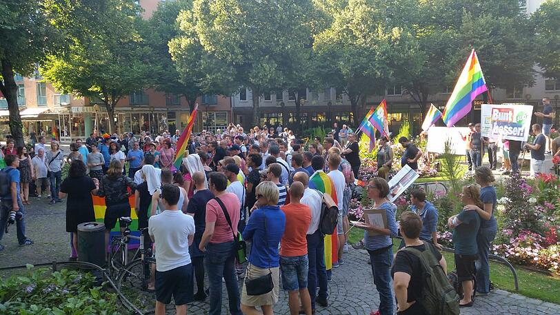 Ein Zeichen gegen Homophobie: Die Demonstration auf dem Weißenburger Platz.
