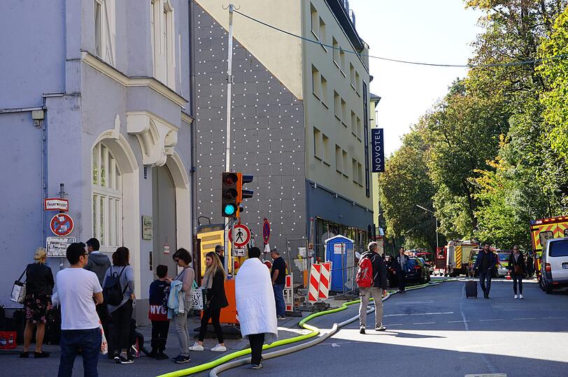 Wegen der starken Rauchentwicklung nach einem Saunabrand hat die Feuerwehr das Hotel evakuiert. Verletzt wurde niemand.