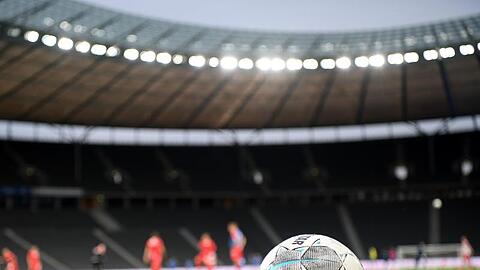 Ein Spielball liegt auf dem Rasen.