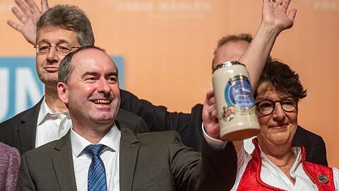 Die Freie-Wähler-Spitze um Parteichef Hubert Aiwanger (M.) und seine Generalsekretärin Susann Enders beim Politischen Aschermittwoch der Freien Wähler 2020 in Deggendorf. Links: Bayerns Kultusminister Michael Piazolo.