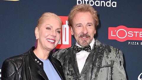 Thomas Gottschalk und Ehefrau Karina gehen ab jetzt offen mit seiner Krebsdiagnose um. Thomas Gottschalk und Ehefrau Karina gehen ab jetzt offen mit seiner Krebsdiagnose um.