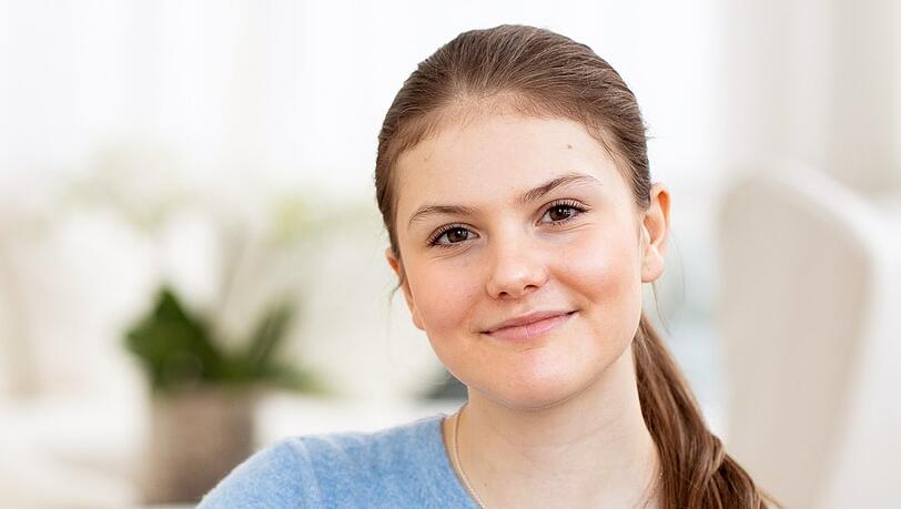 L&auml;chelnd blickt sie in die Kamera: Zum 14. Geburtstag von Prinzessin Estelle gibt es neue offizielle Bilder.
