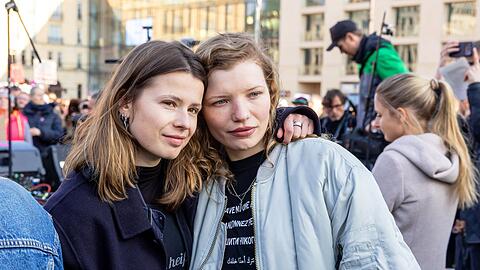 Die Klimaschutzaktivistin Luisa Neubauer (l) zusammen mit der Schauspielerin Luisa-C&eacute;line Gaffron bei der Demo.