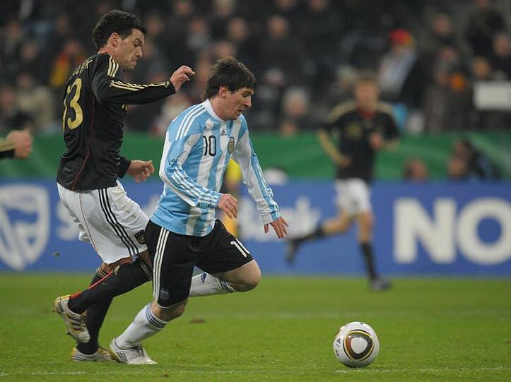 Lionel Messi läuft hier Michael Ballack davon. 1860-Coach Ewald Lienen will, dass seine Spieler künftig genauso aggressiv zu Werke gehen wie die Gauchos.