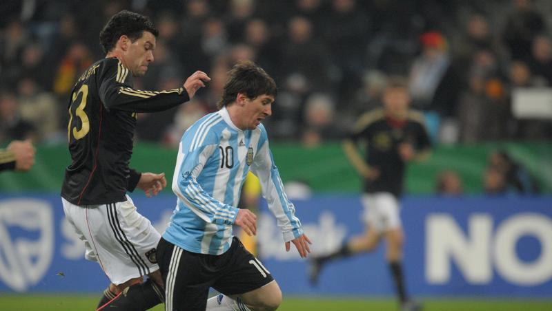 Lionel Messi läuft hier Michael Ballack davon. 1860-Coach Ewald Lienen will, dass seine Spieler künftig genauso aggressiv zu Werke gehen wie die Gauchos. Lionel Messi läuft hier Michael Ballack davon. 1860-Coach Ewald Lienen will, dass seine Spieler künftig genauso aggressiv zu Werke gehen wie die Gauchos.