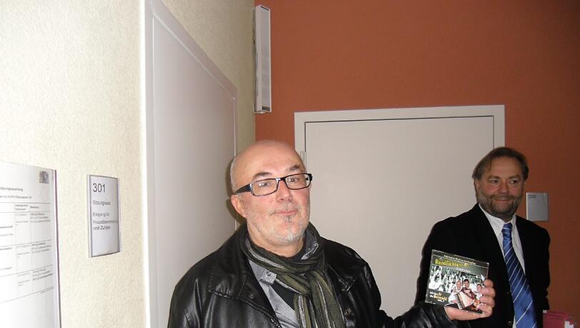 „Holzmichl“-Produzent Hermann Weindorf mit der Single vor dem Münchner Gerichtssaal, dahinter sein Anwalt Ralf Behrenz. „Holzmichl“-Produzent Hermann Weindorf mit der Single vor dem Münchner Gerichtssaal, dahinter sein Anwalt Ralf Behrenz.