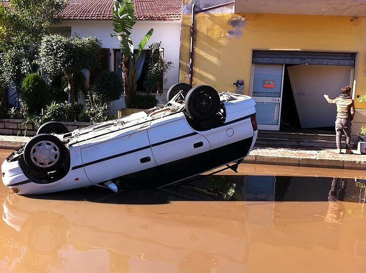 Zyklon "Cleopatra" trifft Sardinien und verwüstet die Insel. Über ein Dutzend Menschen sterben in den Fluten. Viele haben ihr Hab und Gut in den Fluten verloren.