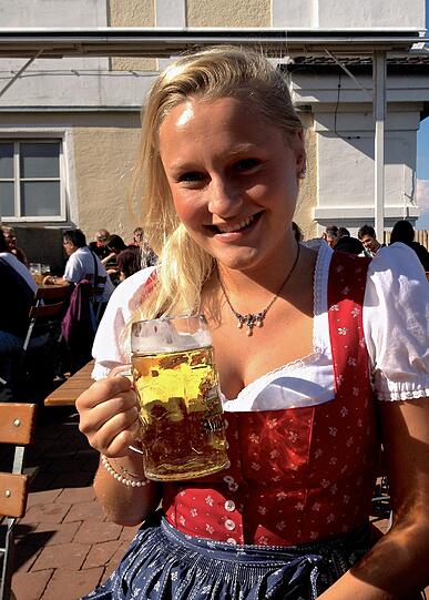Sie will ihren Idolen ganz nahe sein:  Simone (22) ist mit den Bayern schon durch alle Höhen und Tiefen gegangen. Für sie wäre es eine große Ehre Paula zu werden.