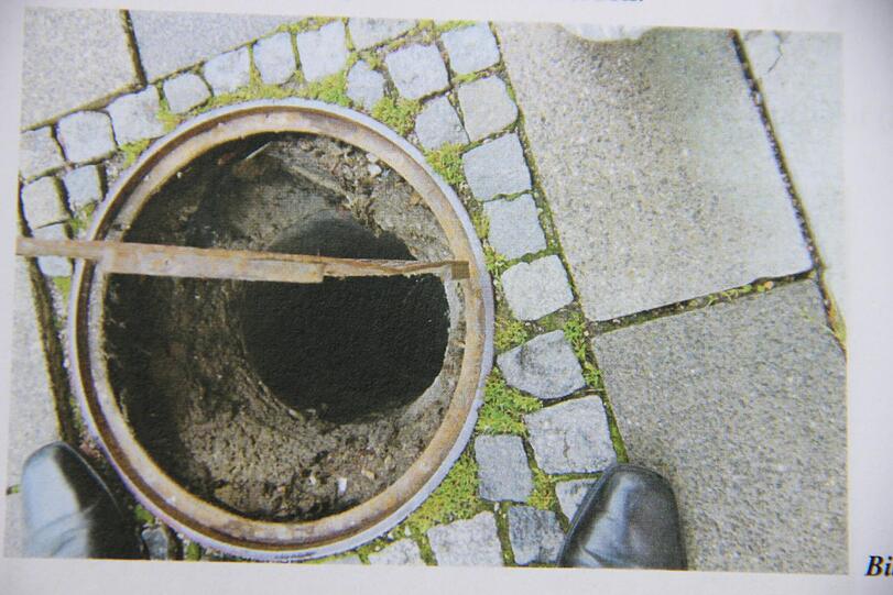 Hier steckte ein Mensch fest: Der Gullyschacht in der Plinganser Straße.