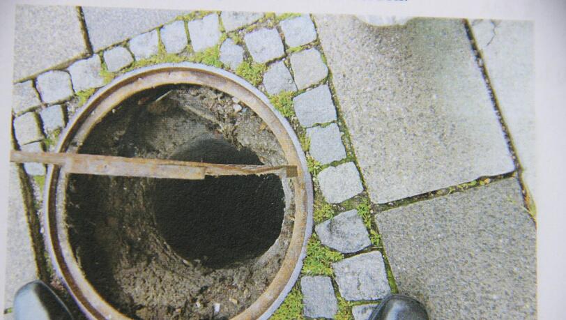 Hier steckte ein Mensch fest: Der Gullyschacht in der Plinganser Straße. Hier steckte ein Mensch fest: Der Gullyschacht in der Plinganser Straße.