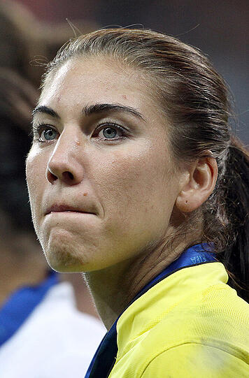Die US-Torhüterin Hope Solo weiß auch neben dem Platz aufzufallen. Klicken Sie sich durch die Bilderstrecke.