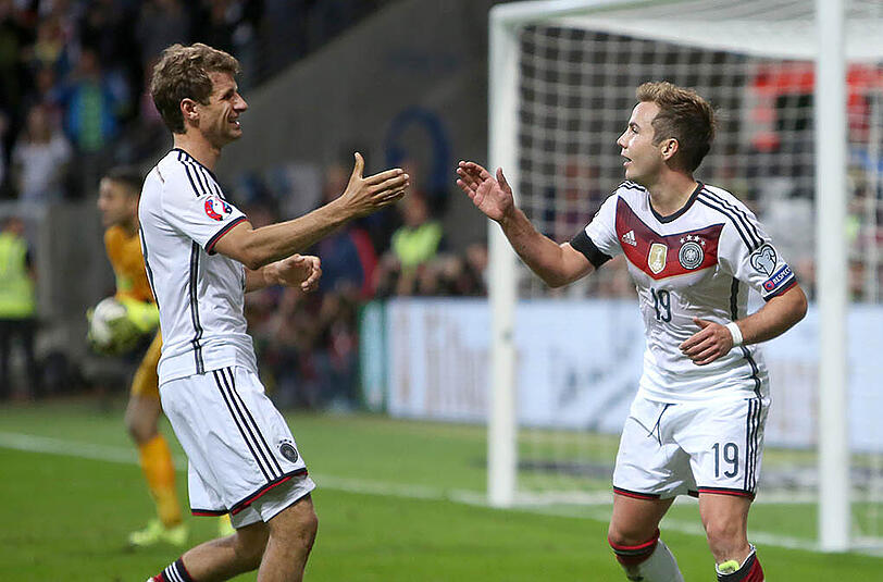 Werden sie auch gegen Schottland jubeln? Die Bayern-Spieler Thomas Müller (l.) und Mario Götze.
