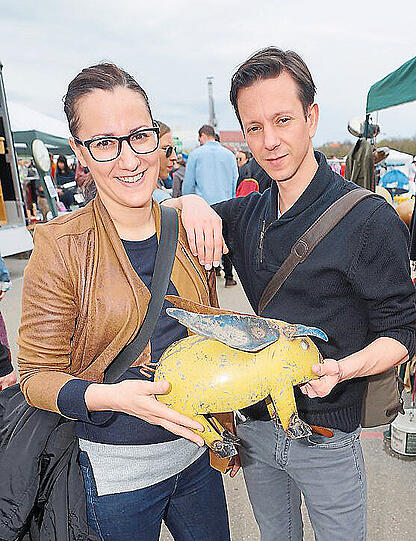 Geflügeltes Schwein: Die beiden Architekten Anna (39) und Alberto (39): &bdquo;Wir haben ein Schwein aus altem Blech für 40 Euro ergattert. Der Verkäufer meinte spaßeshalber noch, wenn das Schwein zu viel Red Bull zu trinken bekomme, dann würde es zu ihm zurückfliegen &ndash; immerhin hat es Flügel.
Es hat schon einen etwas speziellen Charme, ist rostig &ndash; aber auch ein kleines Kunstwerk. Wir werden es verschenken und vermuten, dass es einen schönen Platz in einem Garten bekommt.&ldquo;