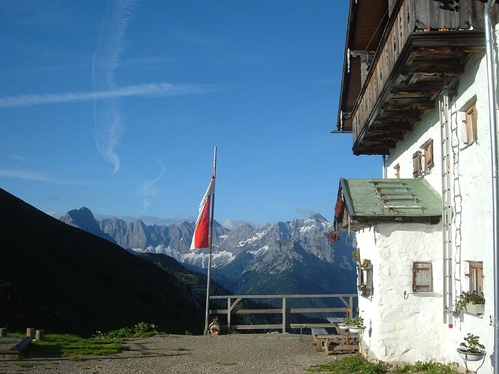 Wunderschön gelegen: die Tutzinger Hütte unterhalb der Benediktenwand.