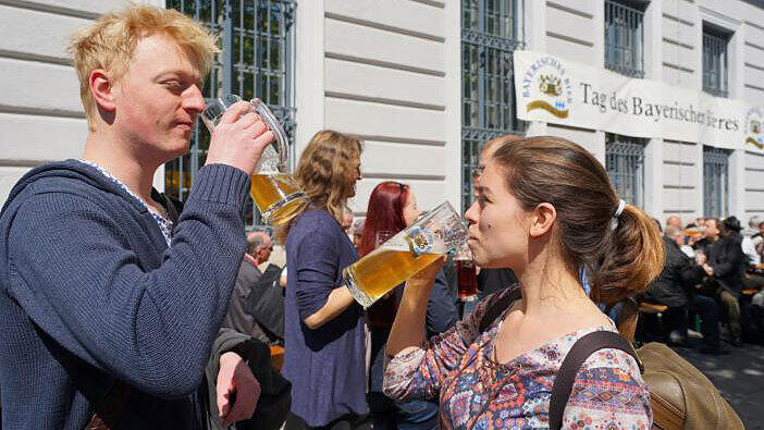 Die Besucher Roman und Katrin beim "Tag des Bieres" am Bierbrunnen vor dem Brauerhaus.