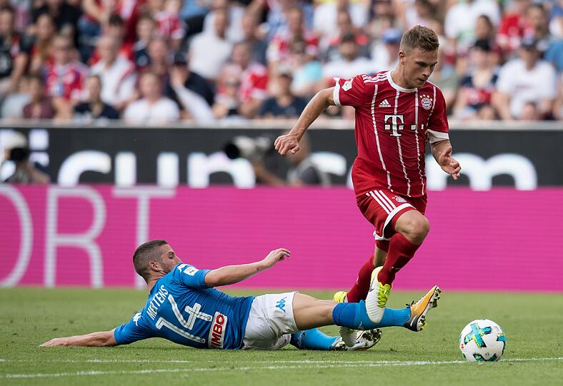 JOSHUA KIMMICH NOTE 3
Der Confed-Cup-Star als Kapitän auf dem Platz. Spielte clever, schoss einmal gefährlich aufs Tor (11.), noch nicht alles klappte. Ordentlich.