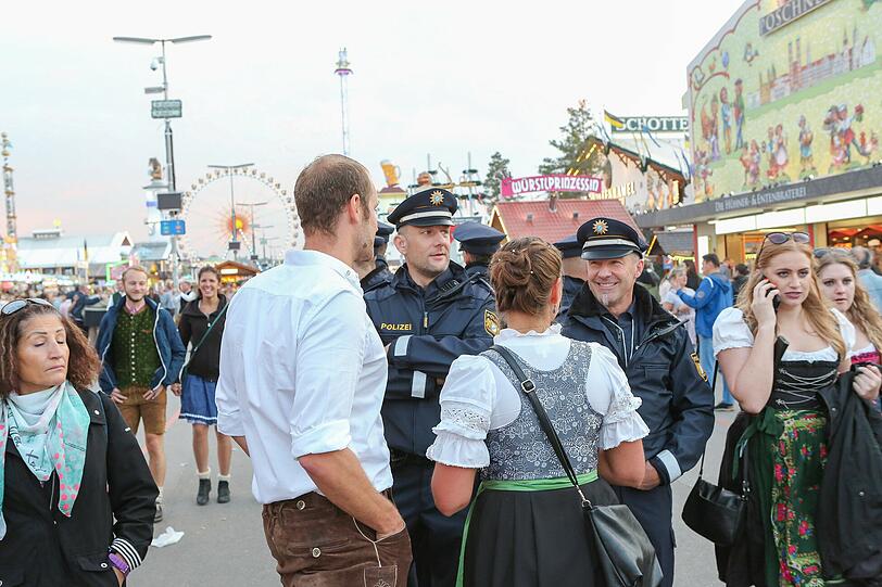 Die AZ hat die Polizisten der Wiesnwache für einen Tag begleitet: Wegerklärungen, "Kotzhügel"-Besuche, Festnahmen und einiges mehr - klicken Sie sich durch die Bilderstrecke.