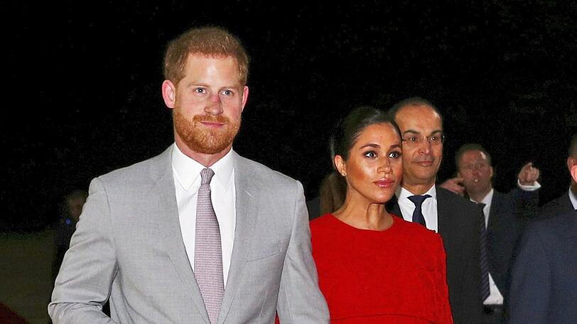 Prinz Harry (l) und seine Frau Meghan, Herzogin von Sussex, werden am Casablanca Airport empfangen