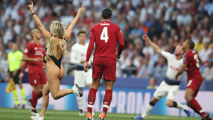 Die Bilder von Kinsey Wolanskis Flitzer-Aktion im Finale der Champions League.