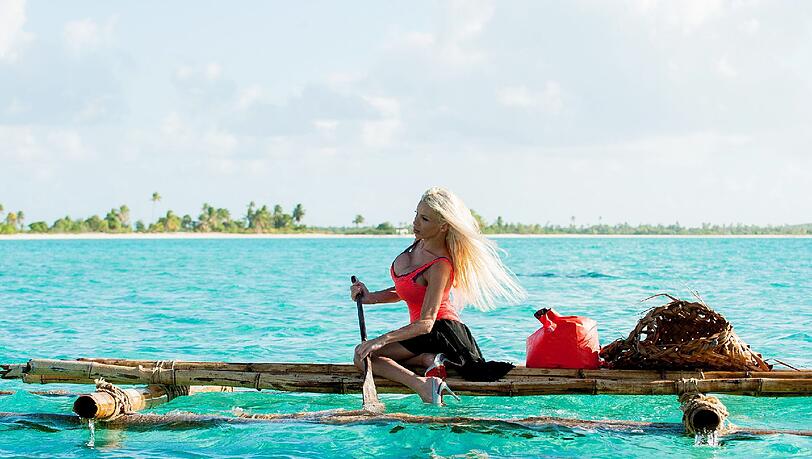 Edona rudert auf ihrem Floß Richtung Nackt-Insel. Edona rudert auf ihrem Floß Richtung Nackt-Insel.