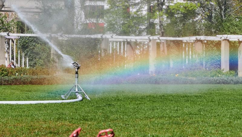 Ein Rasensprenger sorgt für die Bewässerung einer Rasenfläche in Berlin; denn Regen fällt zurzeit - nicht nur in der Hauptstadt - kaum. Ein Rasensprenger sorgt für die Bewässerung einer Rasenfläche in Berlin; denn Regen fällt zurzeit - nicht nur in der Hauptstadt - kaum.