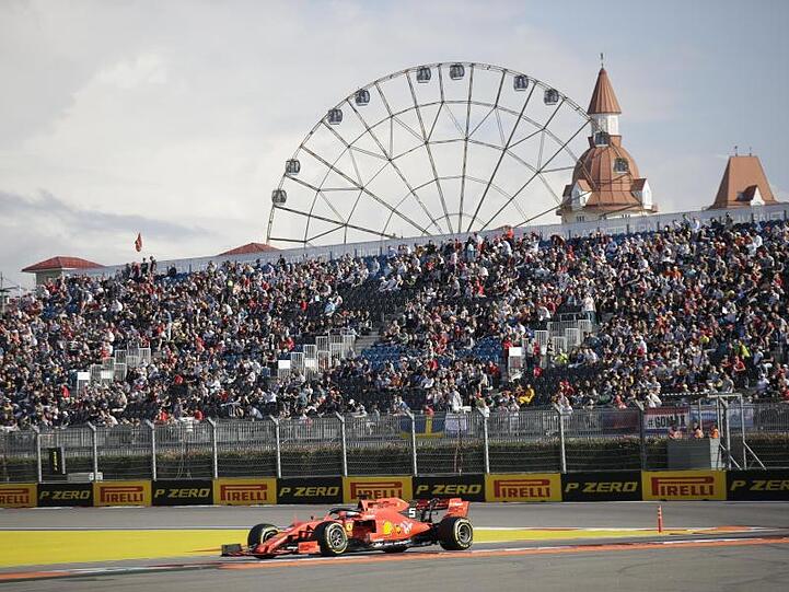 Sebastian Vettel steuert sein Auto während des Qualifying über die Rennstrecke.