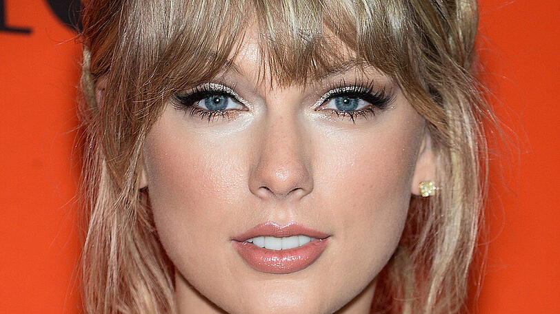 Taylor Swift trat bei den Country Awards auf.