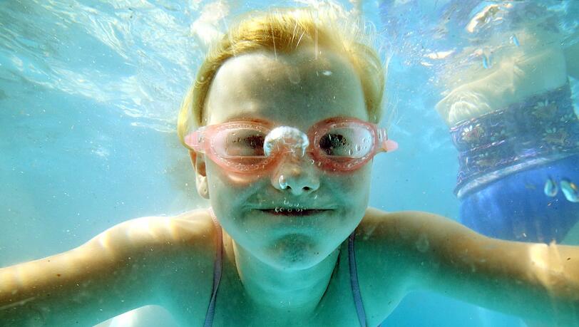 Die Wartezeit für Schwimmkurse ist derzeit lang. (Symbolbild)