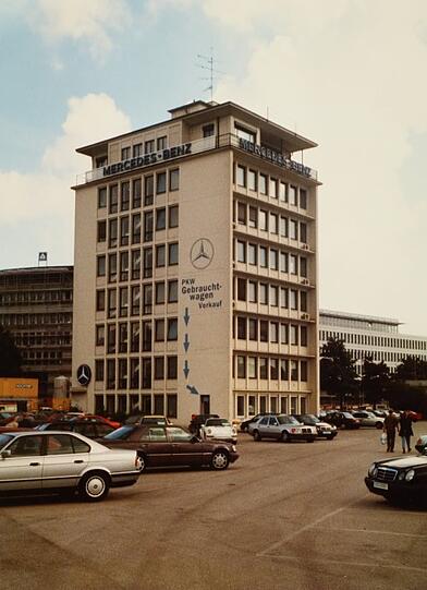 Allein auf weiter Flur: das alte Mercedes-Hochhaus an der Arnulfstraße (erbaut 1953), fotografiert im Jahr 1997. Nur ein Jahr später wird es abgerissen.