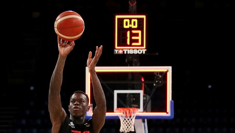 Basketballstar Dennis Schröder beim Wurftraining.