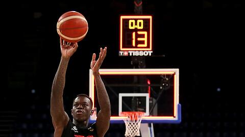 Basketballstar Dennis Schröder beim Wurftraining.