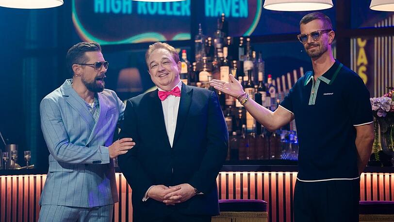 Klaas Heufer-Umlauf (l.) und Joko Winterscheidt mit Quizmaster Oliver Kalkofe (m.).