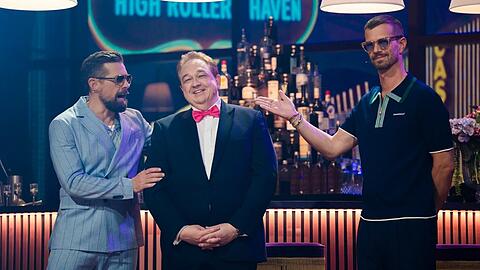 Klaas Heufer-Umlauf (l.) und Joko Winterscheidt mit Quizmaster Oliver Kalkofe (m.).