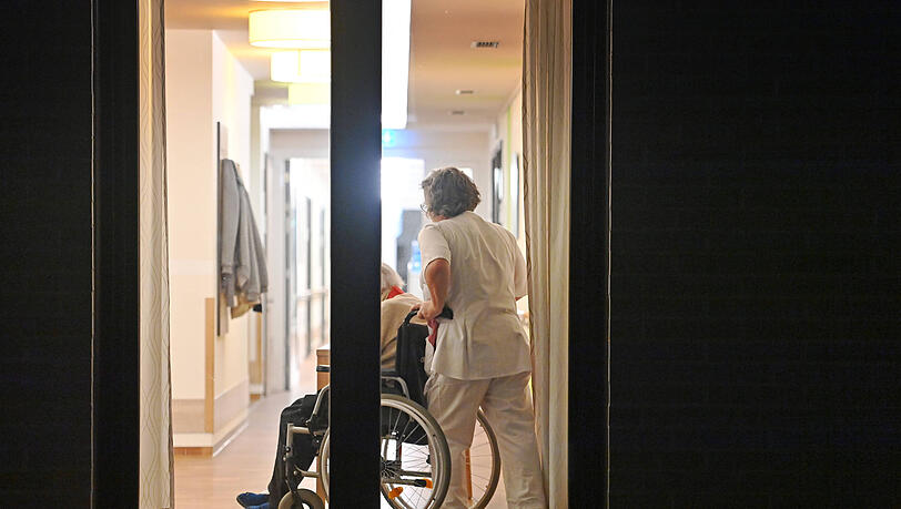 Die Pflege gehört zu jenen Branchen, in denen viele Frauen eine verkürzte Wochenarbeitszeit haben. Fast jede zweite Frau in Deutschland arbeitet in Teilzeit, wie eine Erhebung des Statistischen Bundesamtes für das Jahr 2024 ergab.