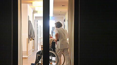 Die Pflege gehört zu jenen Branchen, in denen viele Frauen eine verkürzte Wochenarbeitszeit haben. Fast jede zweite Frau in Deutschland arbeitet in Teilzeit, wie eine Erhebung des Statistischen Bundesamtes für das Jahr 2024 ergab.