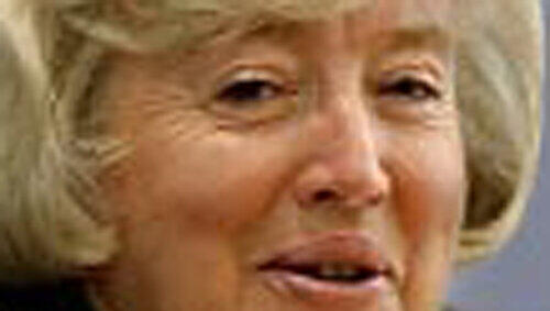 Berät junge Eltern: Renate Schmidt. Berät junge Eltern: Renate Schmidt.