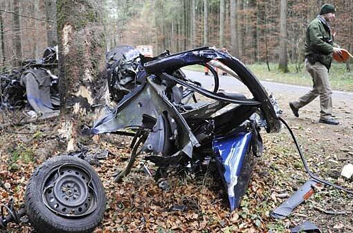 Schrecklicher Unfall zwischen Linden und Dietramszell: Ein Autofahrer prallte mit hoher Geschwindigkeit gegen eine Baum - das Auto zerriss in zwei Teile, der Mann starb.