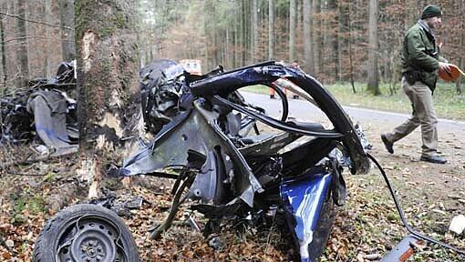Schrecklicher Unfall zwischen Linden und Dietramszell: Ein Autofahrer prallte mit hoher Geschwindigkeit gegen eine Baum - das Auto zerriss in zwei Teile, der Mann starb. Schrecklicher Unfall zwischen Linden und Dietramszell: Ein Autofahrer prallte mit hoher Geschwindigkeit gegen eine Baum - das Auto zerriss in zwei Teile, der Mann starb.