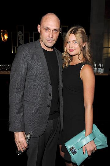 Jennifer Akerman (Model, Sängerin und kleine Schwester von Schauspielerin Malin Akerman; in HUGO) mit Yannick Angelloz-Nicoud (Senior Head of Global Brand Communication & Celebrity Services der HUGO BOSS AG) bei der BOSS-Party und Vernissage "A PERSONAL TOUCH - young photo journalists at the red carpet" im Rahmen der Berlinale im BOSS Store Berlin am Mittwoch.